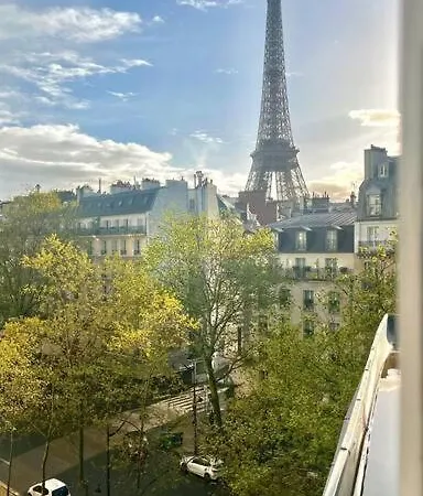 Center Eiffel Tower View