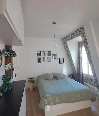 Center Eiffel Tower View Apartment