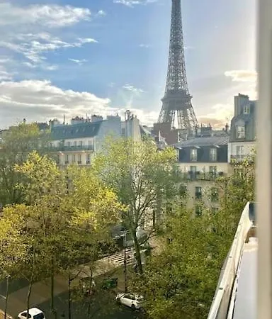 Center Eiffel Tower View