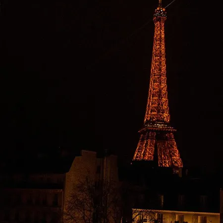 Center Eiffel Tower View *